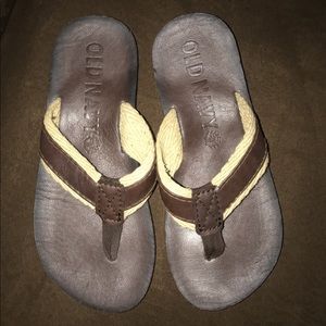 Old Navy Men’s leather flip flops. Size 7/8.